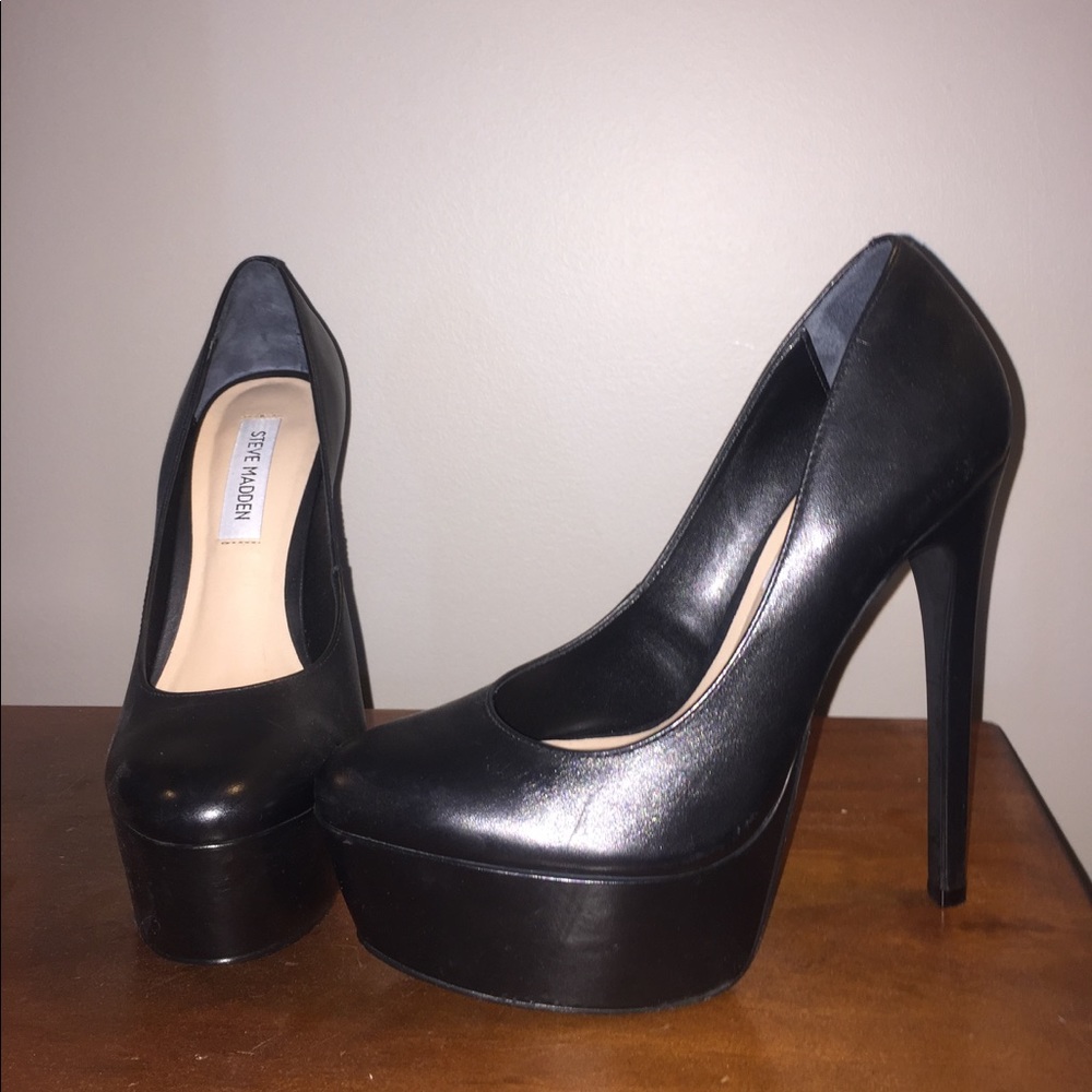 Steve Madden Black Platform Pumps